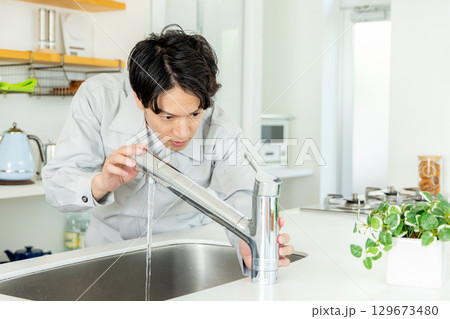 水道工事　男性 129673480