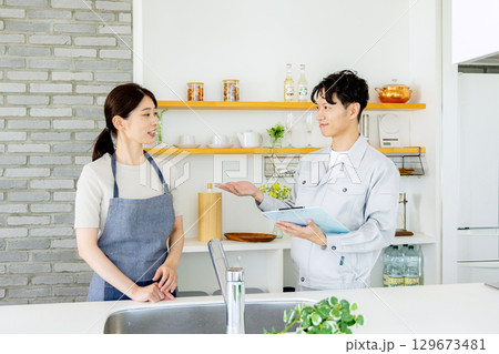 水道工事　男性 129673481