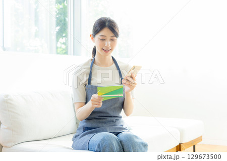 通帳 笑顔 女性 通帳 笑顔 女性 129673500