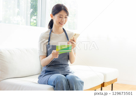 通帳　笑顔　女性 129673501