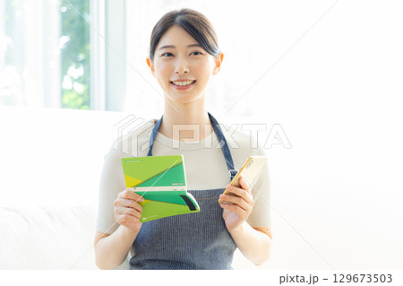 通帳　笑顔　女性 129673503