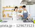 キッチン　主夫　若い夫婦 129673523