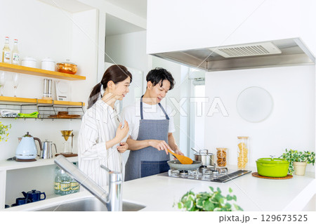 キッチン　主夫　若い夫婦 129673525