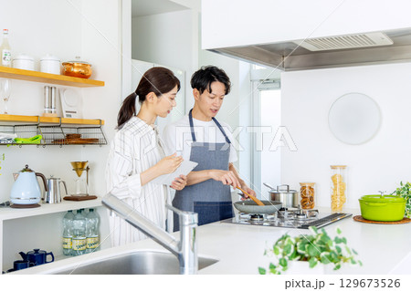 キッチン　主夫　若い夫婦 129673526