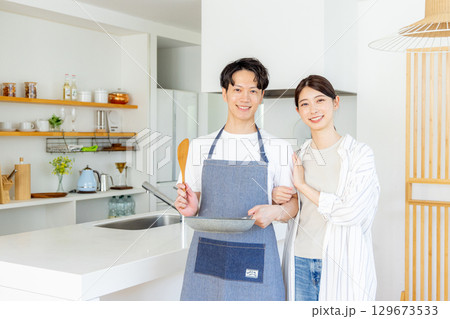 キッチン 主夫 若い夫婦 キッチン 主夫 若い夫婦 129673533