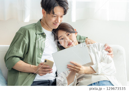 夫婦 ソファ くつろぐ 夫婦 ソファ くつろぐ 129673535