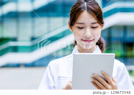 若い看護師イメージ 129673548