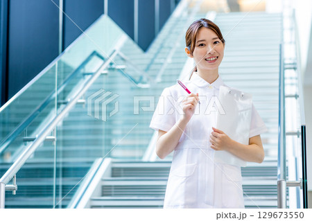 病院で働く若い看護師 病院で働く若い看護師 129673550