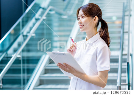 病院で働く若い看護師 病院で働く若い看護師 129673553