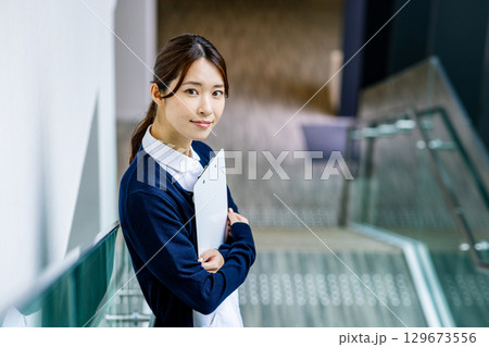 病院で働く若い看護師 129673556