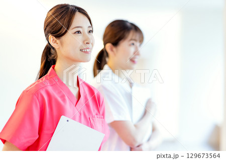 病院で働く看護師 129673564