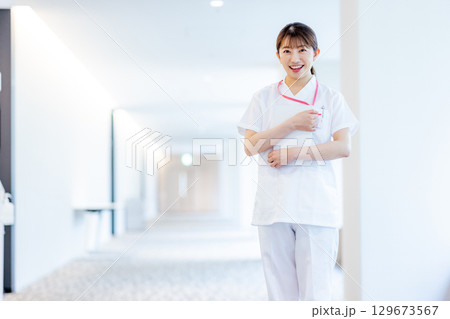 若い女性、介護士、 129673567