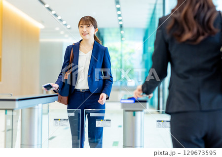ビジネス　オフィス　通勤　ビジネスマン 129673595