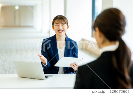 スーツ姿の若い女性 面談 スーツ姿の若い女性 面談 129673605