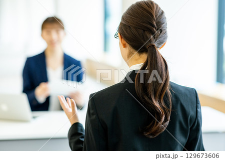 スーツ姿の若い女性　面談 129673606
