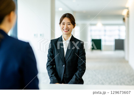 スーツ姿の若い女性　面談 129673607