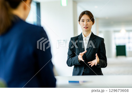 スーツ姿の若い女性　面談 129673608