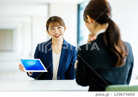 スーツ姿の若い女性　面談 129673609