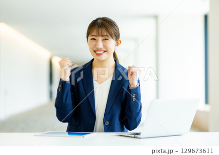 スーツ姿の若い女性 面談 スーツ姿の若い女性 面談 129673611