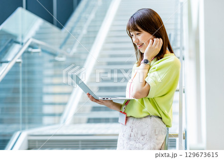 ファイルを持って微笑むビジネスウーマン 129673615