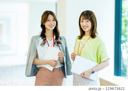 クリエイティブなビジネスシーン クリエイティブなビジネスシーン 129673622