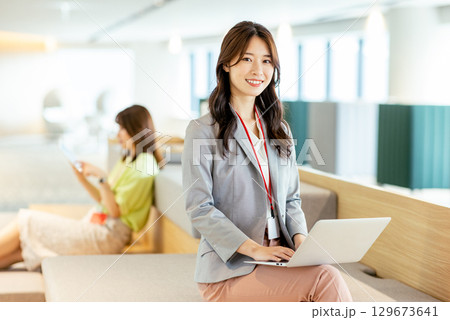 オフィス　ビジネスウーマン 129673641