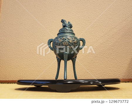 床の間に飾られた香炉 129673772