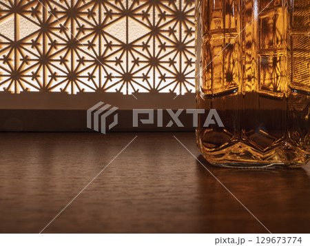 琥珀色に輝くグラスの中の美味しさ 129673774