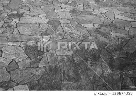 モノクロ写真 乱形石の割石タイルの施工1 モノクロ写真 乱形石の割石タイルの施工1 129674359