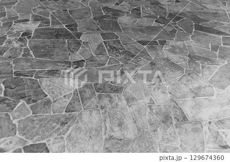 モノクロ写真 乱形石の割石タイルの施工2 129674360
