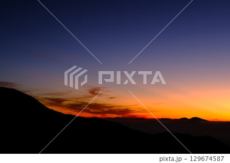 赤く染まる夕焼けの風景 129674587