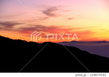 赤く染まる夕焼けの大空 赤く染まる夕焼けの大空 129674591