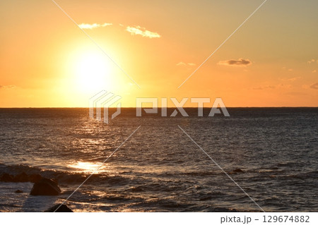 海に沈む美しい夕日 129674882