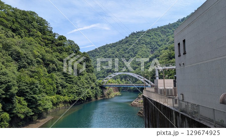 ダム湖と山 129674925