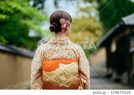 武家屋敷群を散策する着物姿の女性 129675026