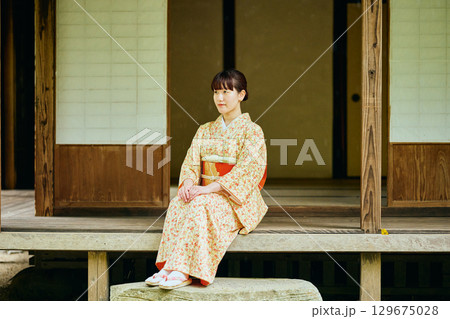 縁側で静かに佇む着物姿の女性 縁側で静かに佇む着物姿の女性 129675028
