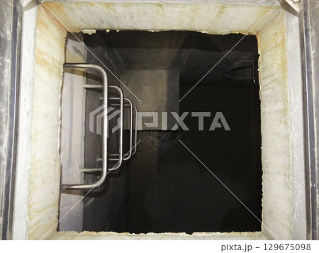 地下へ続く謎の穴、地下ピットへの入り口と梯子 129675098