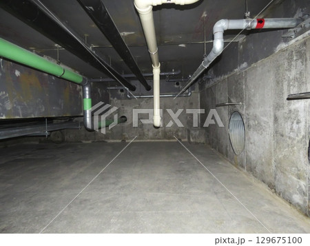 商業ビルの地下ピット、複雑に張り巡らされた配管 商業ビルの地下ピット、複雑に張り巡らされた配管 129675100