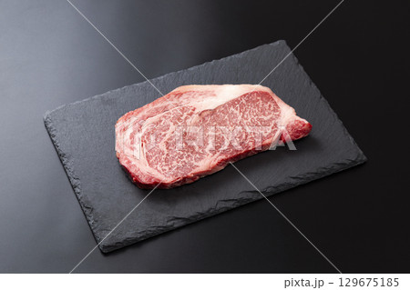 黒毛和牛のサーロインステーキ 黒毛和牛のサーロインステーキ 129675185