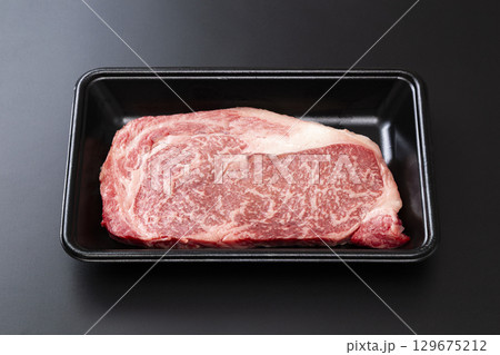 黒毛和牛のサーロインステーキ 黒毛和牛のサーロインステーキ 129675212