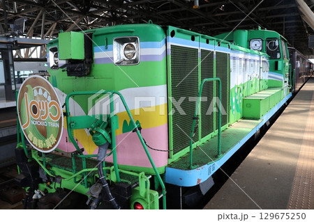 JR旭川駅のホームに停車する富良野・美瑛ノロッコ号 JR旭川駅のホームに停車する富良野・美瑛ノロッコ号 129675250