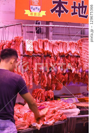 香港の市場の肉屋で売られる豚肉。牛肉や鶏肉より高級で高価。中国人は豚肉が大好きだ 香港の市場の肉屋で売られる豚肉。牛肉や鶏肉より高級で高価。中国人は豚肉が大好きだ 129675366