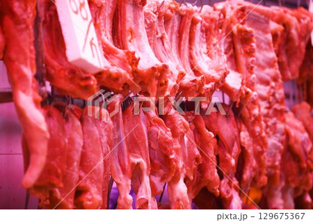 香港の市場の肉屋で売られる豚肉。牛肉や鶏肉より高級で高価。中国人は豚肉が大好きだ 129675367