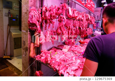香港の市場の肉屋で売られる豚肉。牛肉や鶏肉より高級で高価。中国人は豚肉が大好きだ 香港の市場の肉屋で売られる豚肉。牛肉や鶏肉より高級で高価。中国人は豚肉が大好きだ 129675369