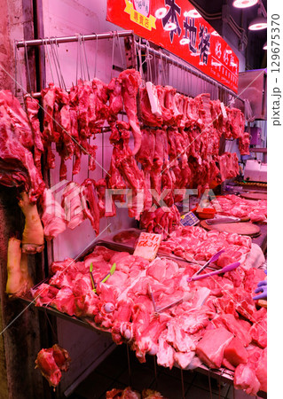 香港の市場の肉屋で売られる豚肉。牛肉や鶏肉より高級で高価。中国人は豚肉が大好きだ 129675370