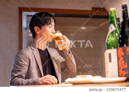 居酒屋 一人呑みを楽しむ男性 居酒屋 一人呑みを楽しむ男性 129675477