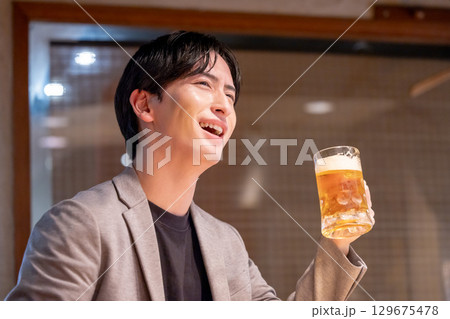 居酒屋 一人呑みを楽しむ男性 居酒屋 一人呑みを楽しむ男性 129675478