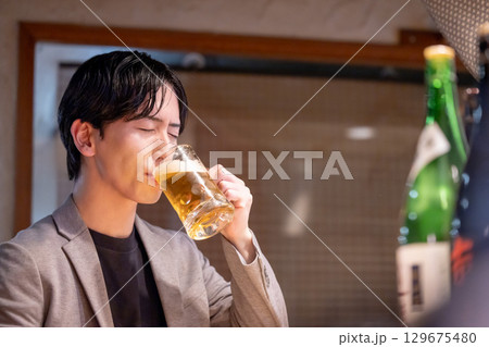 居酒屋　一人呑みを楽しむ男性 129675480