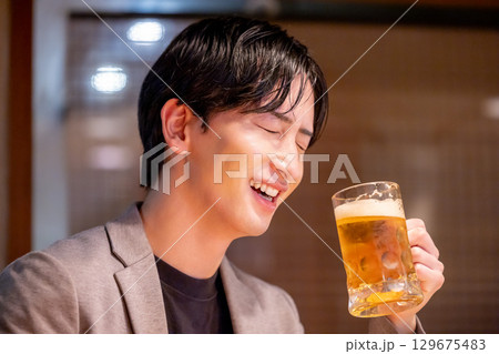居酒屋 一人呑みを楽しむ男性 居酒屋 一人呑みを楽しむ男性 129675483