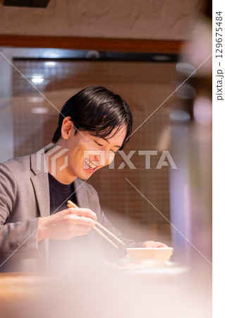 居酒屋　一人呑みを楽しむ男性 129675484